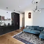 New! Warm And Cosy Apartment With Private Entrance And Parking In A City Center