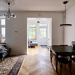 New! Warm And Cosy Apartment With Private Entrance And Parking In A City Center