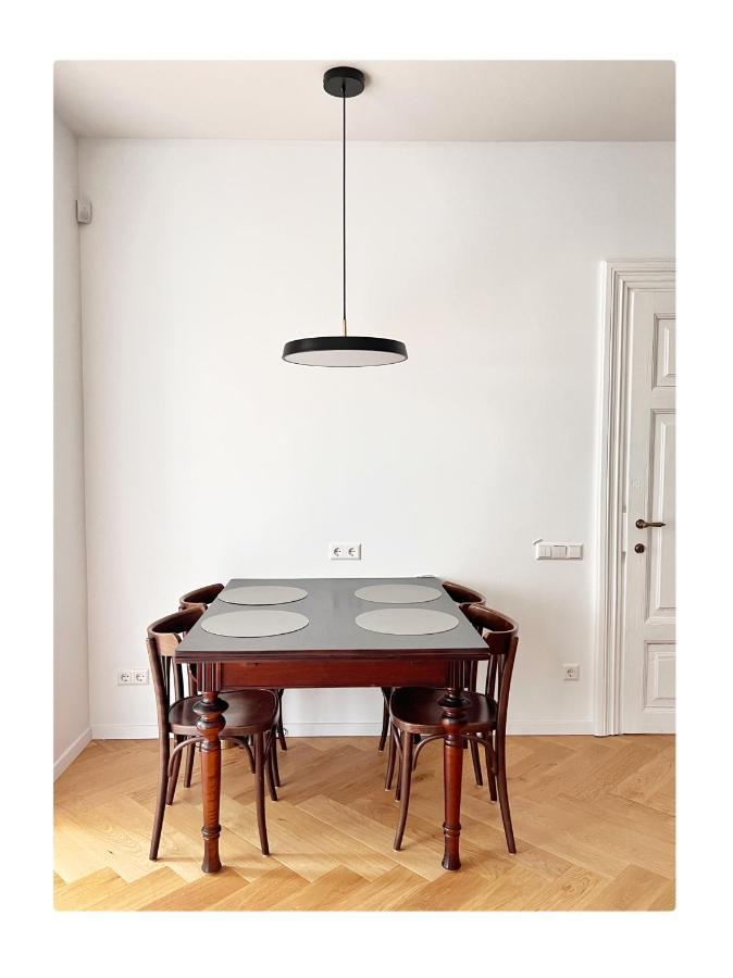 New! Warm And Cosy With Private Entrance And Parking In A Center Appartement *