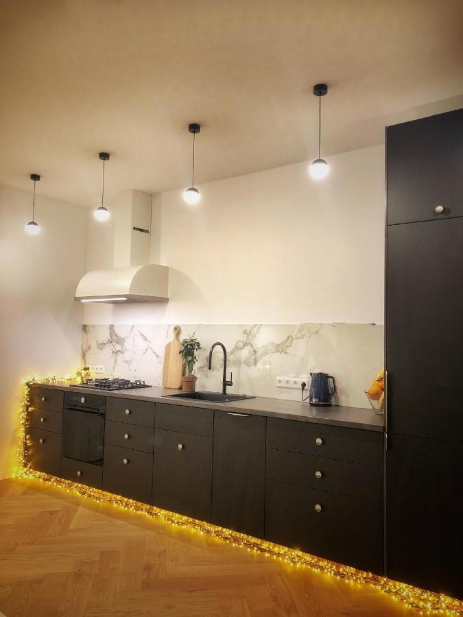 Appartement New! Warm And Cosy With Private Entrance And Parking In A Center