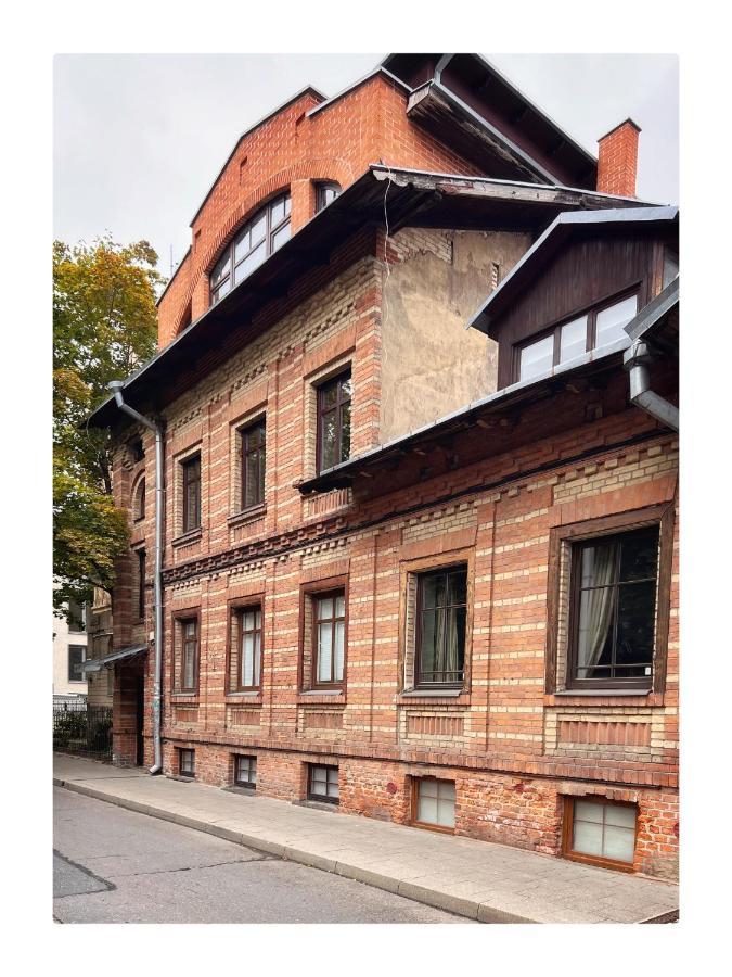 New! Warm And Cosy With Private Entrance And Parking In A Center Appartement