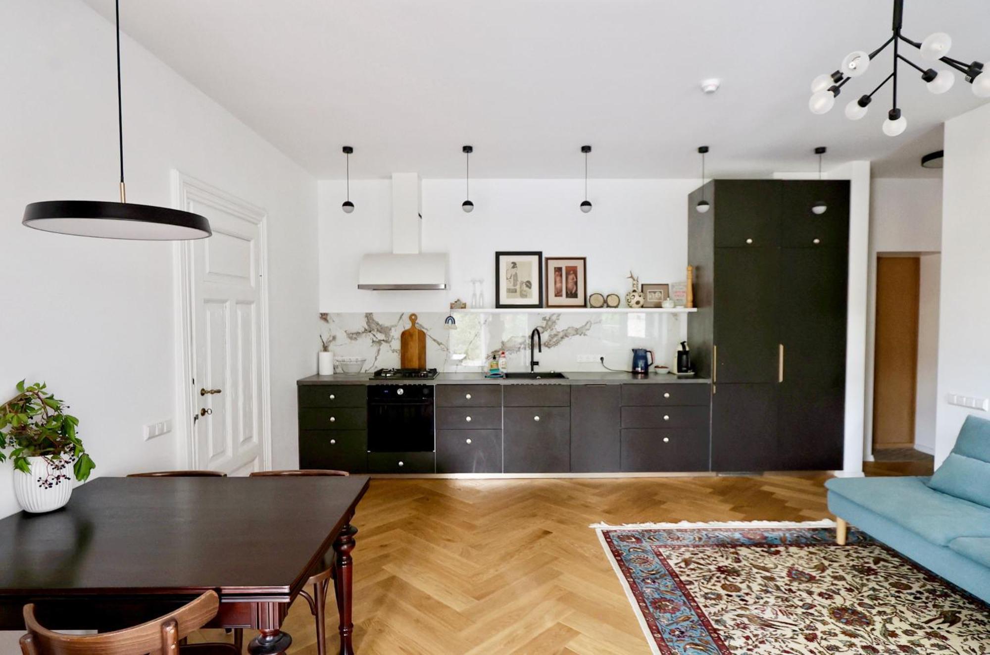 New! Warm And Cosy With Private Entrance And Parking In A Center *